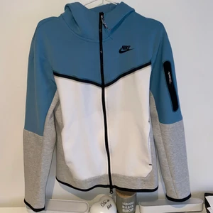 Nike tech fleece hoodie  - Plagget är i nyskick, har knappt använt den vilket är anledningen till varför jag säljer den ! Modellen är utsåld överallt så passa på att vara först till kvarn ! Storlek XS - kan dock passa någon med storlek S. Räkna med att frakt inte kommer ur min ficka ! 