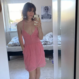 Somrig klänning från superdry  - Säljer denna jättefina sommarklänning som fungerar jättebra även som strandklänning. Den har även fickor vilket syns på första bilden. Verkligen perfekt inför sommaren. Säljer då den tyvärr inte kom till användning förra året och jag behöver plats för nya kläder. Går lätt att justera så att den sitter högre upp genom att sy en ny knapp på nackbandet(bild 3). Från superdry vintage thrift💕