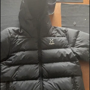 Haglöfs vinterjacka - Jackan är strolek s men passar bra m, jackan är då en vinterjacka och den håller en varm, väldigt bekväm.