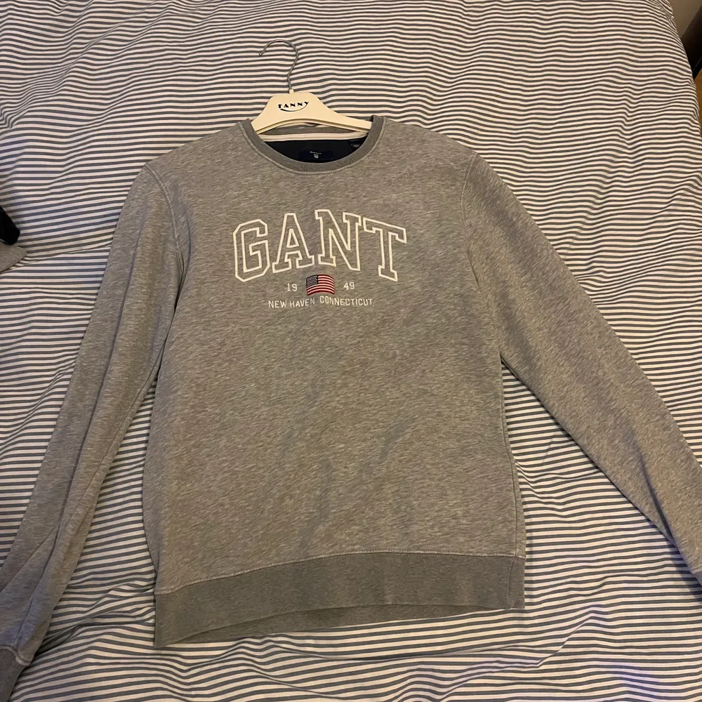 Super fin Gant sweatshirt i storlek 170 och jag säljer den för den är för liten för mig och bara tar plats i garderoben . Tröjor & Koftor.