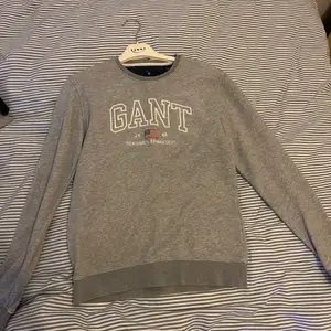Super fin Gant sweatshirt i storlek 170 och jag säljer den för den är för liten för mig och bara tar plats i garderoben 