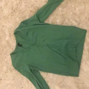 Grön kofta - Fin grön gofta med gröna knappar köpts secondhand men är från h&m