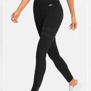 Stronger - Säljer ett par jättesköna tights från Stronger i storlek L, passar mig som vanligtvis är en M. Nypris 699 kr, säljer för 350kr. Fint skick, säljer pga jag är i behov av pengar. Kan gå ner i pris vid snabb affär. Tveka inte att höra av dig för frågor eller annat💓