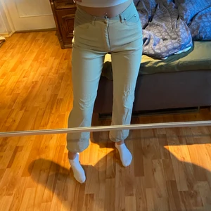 Gröna jeans  - Snygga jeans i storlek 36 perfekta till våren🥰 frakt tillkommer. Jag är 168 cm lång