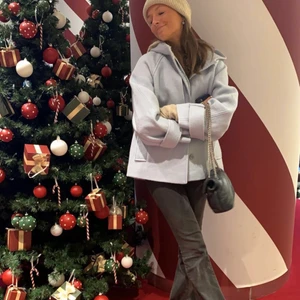 Cos kappa - Intressekoll på min snygga cos kappa! Säljer bara för bra bud!❤️ därav bara skrivit ett pris men säljer inte bara för 1000kr! Väldigt sparsamt använd i topp skick❤️ bud 1550