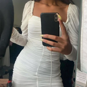 Vit klänning - Super fin klänning från missguided använd ett fåtal gånger 💖💖