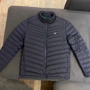 Gant Jacka storlek M  - Gant jacka i storlek M, marinblå för herr i gott skick 