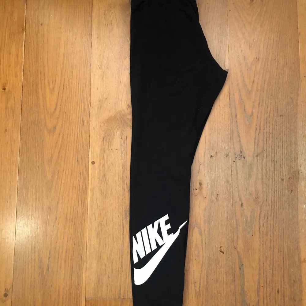 Nike leggings, bra skick i storlek M.                      Skickas mot fraktkostnad 🤍🧚🏼. Jeans & Byxor.