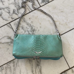 Zadig väska - Säljer min favorit väska som passar till alla outfits och ger en härlig färgklick 