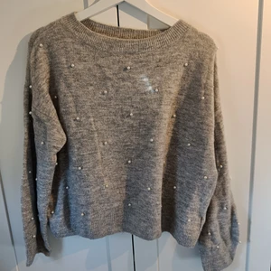 Grå mysig tröja  - En grå och riktigt mysig tröja från HM med lite pärlor på framsidan! Knappt använd och bra skick! FRAKT INGÅR:)