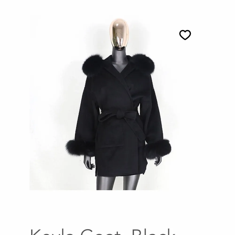 Hej !❤️ säljer min svarta keyla coat jacka/kappa i strl XS med äkta päls på både luva & armar som jag köpte för ungefär 6 månader sedan, den är endast använd fåtal gånger, jätte fint skick, när den väl använts så har jag använt den väldigt sparsamt så den är helt klart som ny! Köpt för 2 499 säljer för 2 199, vid frågor eller intresse är det bara att skriva 😊 kan både mötas och frakta, pris kan diskuteras!. Takit.