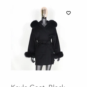 Keyla coat, - Hej !❤️ säljer min svarta keyla coat jacka/kappa i strl XS med äkta päls på både luva & armar som jag köpte för ungefär 6 månader sedan, den är endast använd fåtal gånger, jätte fint skick, när den väl använts så har jag använt den väldigt sparsamt så den är helt klart som ny! Köpt för 2 499 säljer för 2 199,  vid frågor eller intresse är det bara att skriva 😊 kan både mötas och frakta, pris kan diskuteras!