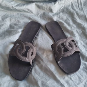 Sandaler strl 37 - Svarta finsandaler i strl 37, väldigt smala i storleken. Oanvända.  Köparen står för frakten 