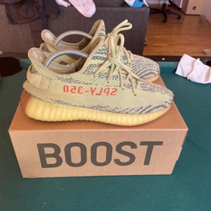 Adidas Yeezy 350 ”Semi Frozen Yellow” - Adidas Yeezy 350 ”Semi Frozen Yellow”.                                        Bin: 1500kr                                                                            Size: 42Eu/8 1/2 US.                                                                      Cond: 6/10 Perfekt Beaters!                                                      Dm för frågor 😁