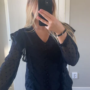 Svart blus - Svart ”prickig” blus från zara i storlek xs🤍 frakt tillkommer 