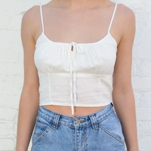 Brandy Melville - Jennifer Tank - Säljer denna Jennifer tank från Brandy Melville. Gjort av 100% Linen. Kommer tyvärr inte till användning längre. Köpt tidigare på plick. Varit slutsåld väldigt länge på hemsidan och är det fortfarande i färgen vit. Nypris ca 270 + frakt. Köparen står för frakt. ❤️