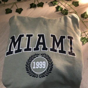 Snygg Hoddie från lager 157💗 i storlek S - overzised hoddie från lager 157 Kommer tvättas innan leverans💗👍🏻  ungefär helt ny inga fläckar !!💙