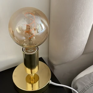 Lampa - gult ljus - Säljer min bordslampa - köparen står för frakt:)