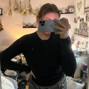 Gant tröja - Gant tröja i färgen mörk blå med ser ut som svart i många ljus. Väldigt fin och skönt material med mycket stretch. Storlek är i Xs men passar mig som pendlar mellan M/L. Ordinarie pris - 1300kr