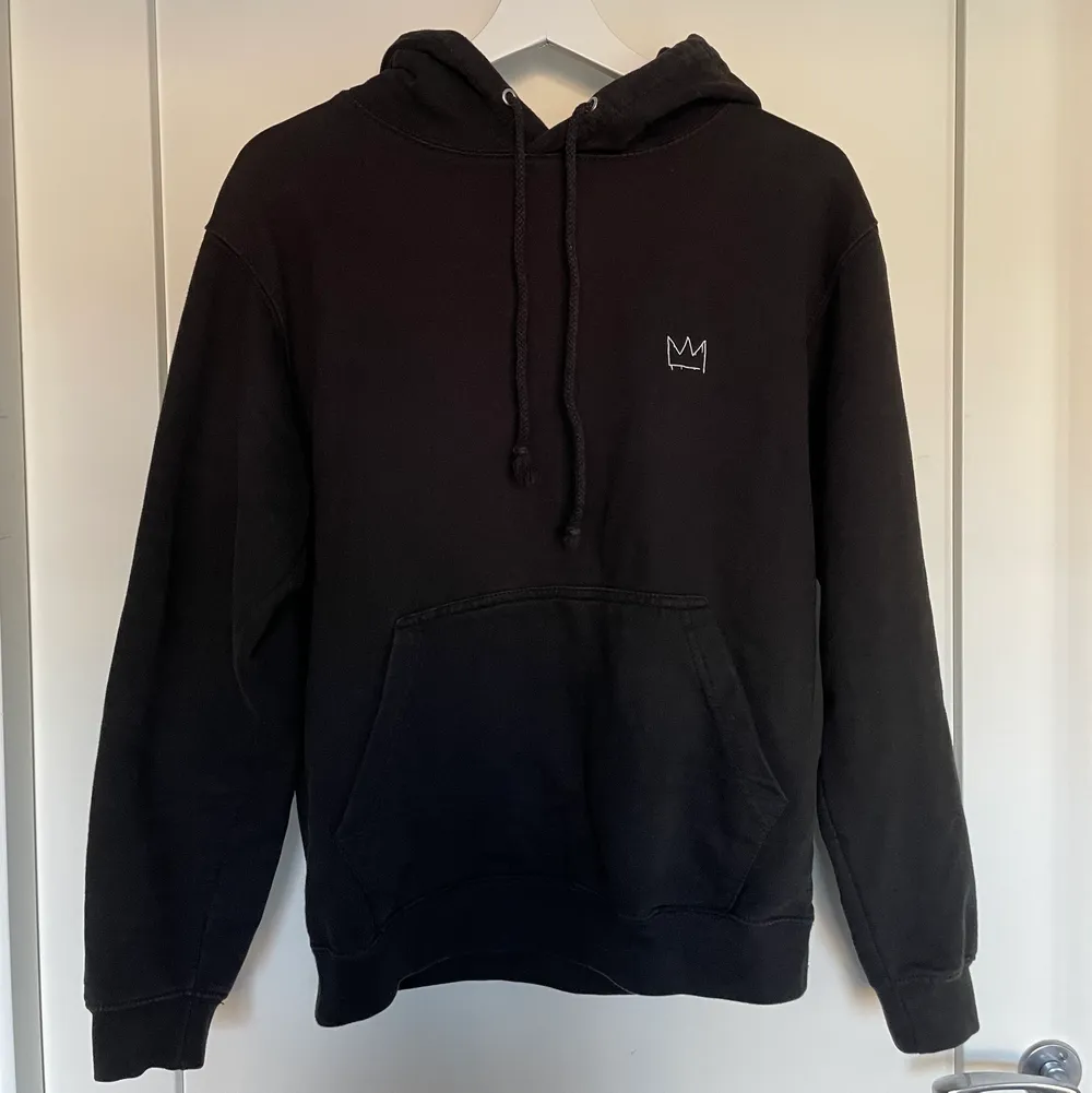 Säljer min Hov1 hoodie som jag köpte för några år sedan. Har nästan aldrig kommit till användning, sparsamt använd! Säljer för 150 kr + frakt🤗🤗 Skriv för fler bilder.. Hoodies.