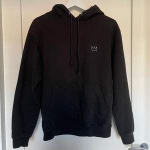 Säljer min Hov1 hoodie som jag köpte för några år sedan. Har nästan aldrig kommit till användning, sparsamt använd! Säljer för 150 kr + frakt🤗🤗 Skriv för fler bilder.