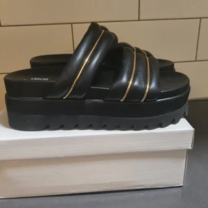 Tofflor  - Svarta nya