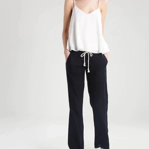 Intressekoll! Skitsnygga linnebyxor🖤🖤 - Funderar på att sälja mina nya linnebyxor från Roxy❤️ dom är i strlk M men passar även S❤️ byxorna är slutsålda på zalando. Säljer bara för bra pris❤️