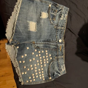 Kortbyxor - Kortbyxor med nitar på inköpt från nelly förra sommaren aldrig använt 