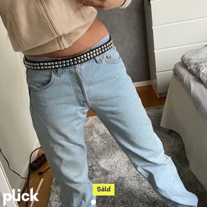 Levis jeans - Snyggaste jeansen från levis som jag köpt här på plick (första bilden är lånad från tjejen jag köpte dem av), 501, lågmidjade och lite baggy, sjuuuukt snygga så säljer endast vid bra bud!!🧸❤️‍🩹