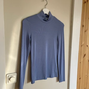 Ljusblå polotröja ”ribbad” - Jättefin polotröja från & Other stories, bra kvalité. Använd enstaka gånger, så i princip som ny. Passar S. Skriv för fler bilder!