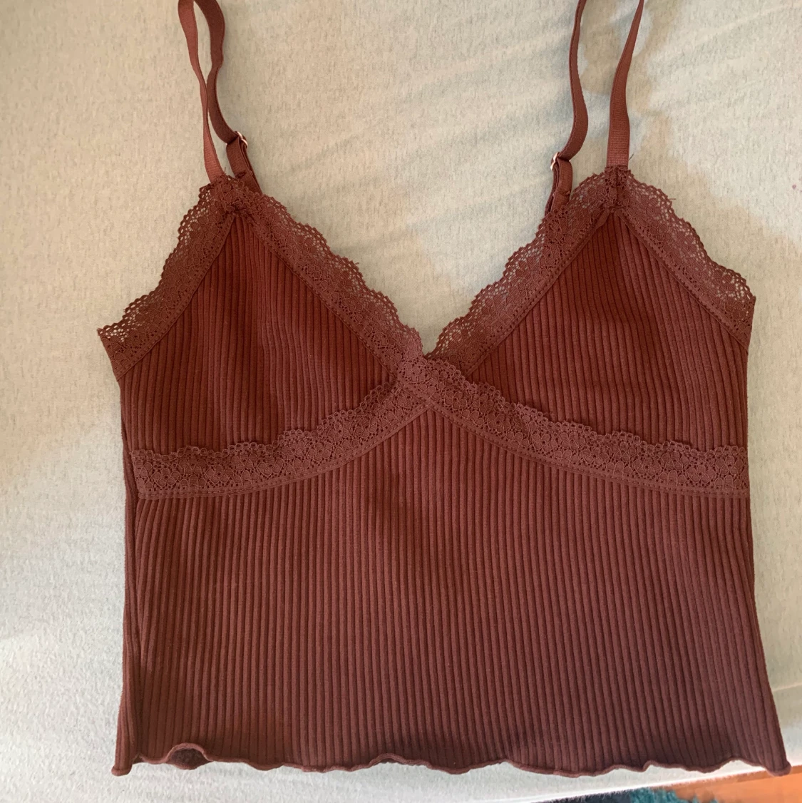 Brunt linne med spets  - 90