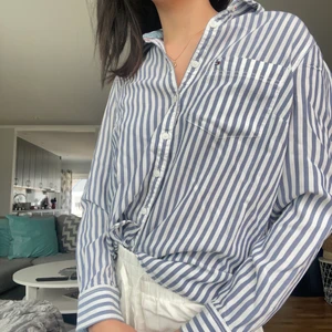 Tommy Hilfiger skjorta - Randig tommy hilfiger skjorta. Liten i storleken, passar 32