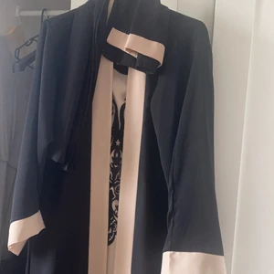 Abaya - Helt ny aldrig använd, ingår bälte och sjal