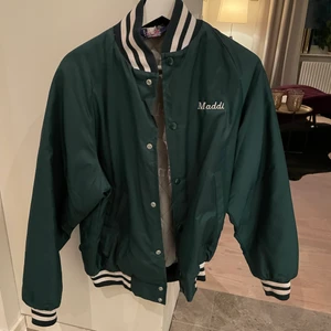 Grön Baseballjacka  - Snygg grön baseball jacka, står ingen storlek men sitter snyggt oversized på mig som har xs/s. Köpt på beyond retro för 500, säljer den för 200. Kan frakta eller mötas upp i Stockholm☺️