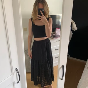 Kjol - Jättefin kjol som är perfekt nu till sommaren. Använd 1-2 gånger därför väldigt fint skick. Köpare står för frakten.