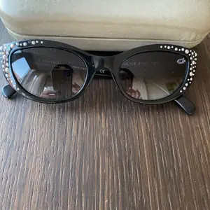 Germano Gambino ” i cristalli” solglasögon från Firenze Italien……jättebra skick 😎😎😎😎😎😎😎 eye cat form 🖤🖤🖤🖤🖤🖤🖤 pris 149€ …… sälja för att det kommer inte att använda 