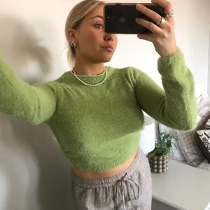 Topp med öppen rygg - Denna coola lurviga och jättemysiga topp från Zalando. Storlek M