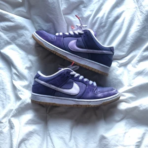 nike sb dunk lilac stl 42 - Säljer min Dunks köpta på streetlab i malmö. är lite skejt slitna. dm för mer frågor eller bilder! extra skosnören från nike ingår. pris kan diskuteras direktköp 1150. Låda finns såklart också. Köparen står för frakt. Kostar 3500kr på Stockx