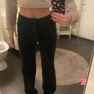 svarta jeans - Säljer detta jeans ifrån Vero Moda. Aldrig använt dessa då det varit lite stora i midjan. Perfekta byxor och passar till allt.❤️‍🔥