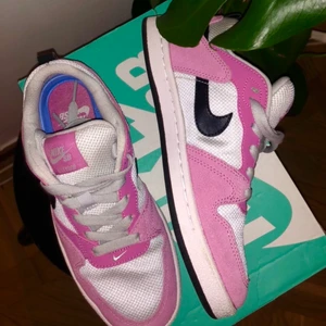 Nike alleyoop SB magic flamingo  - Dessa pärlor behöver en ny ägare, skorna är i storlek 37 men kändes som 36 och därmed för små för mig. Därför är de bara använda en gång. Du får även med orginalkartongongen 💕