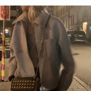 Jacka - Funderar på att sälja min skit snygga vårjacka/kappa ifrån Nakd. Den är i nyskick, bara använd ett fåtal gånger. Den är i storlek 38 men passar 36 med😊 