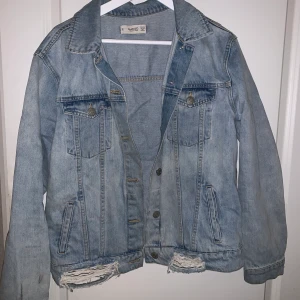 Jeansjacka  - Ljusblå jeansjacka från Mango. One Size. Skulle påstå att den är strl 36 i dam. Jag brukar ha strl s-m för referens. 