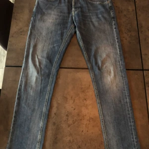 Dondup Jeans - D nu säljer jag mina dondup Jeans  ganska använda nypris 2400kr säljer dom för 900kr
