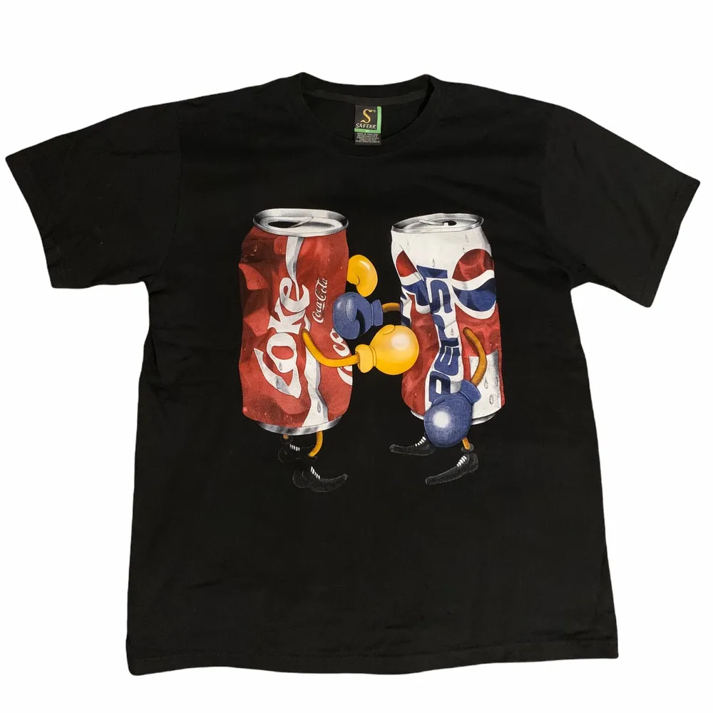 Fet tisha med en cola burk och en pepsi burk som boxas😂💀 fett najs passform och fett stor. T-shirts.