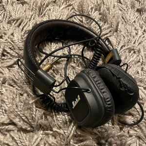 Marshall hörlurar  - Najs svarta marshall hörlurar som är mycket använda! Funkar fortfarande skit bra, dom är bara lite slitna därav lågt pris men inget slitet på ljudet! EJ BLUETOOTH! Har nya hörlurar så använder inte dessa längre💋 Köpare står för frakten, kan mötas Sthlm annars 