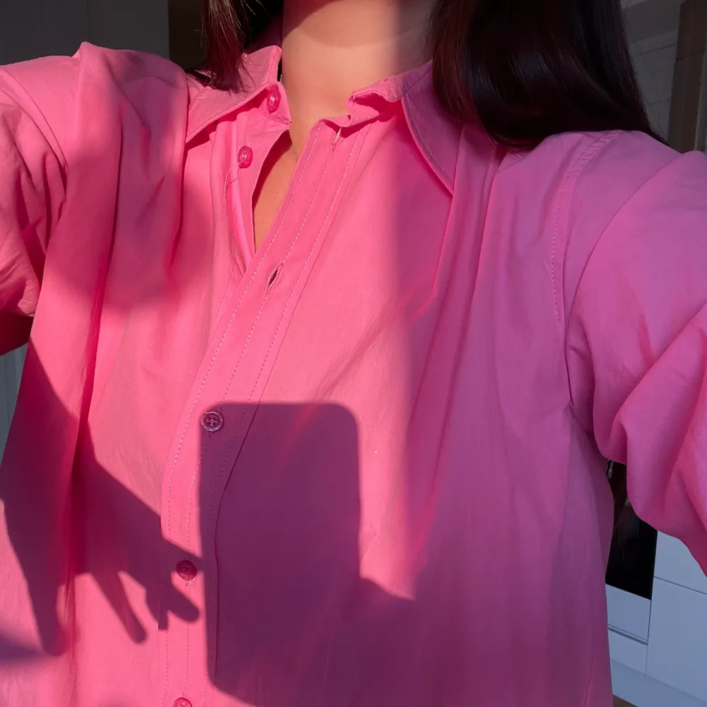 En rosa skjorta från ZARA i storlek M. Sitter lite oversized på mig men passar även om man har storlek S. Använd två gånger så iprincip helt ny! Skjortan finns inte kvar i deras sortiment, kom med bud 💕. Skjortor.