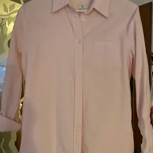 Klassiska Gant Oxford skjortan! Så snygg, stilren och tidlös! Använd nångång bara. Som ny och kvalitet som inte sviker. Storlek 40. Härlig ljus rosa 🥰 