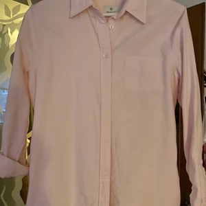 Gant Oxford  - Klassiska Gant Oxford skjortan! Så snygg, stilren och tidlös! Använd nångång bara. Som ny och kvalitet som inte sviker. Storlek 40. Härlig ljus rosa 🥰 