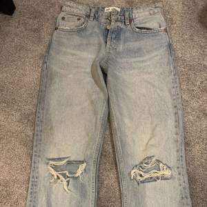 Säljer mina populära zara jeans lågmidjade med hål eftersom dom är för små. Storlek 34! 