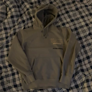 Travis Scott hoodie, strlk S - Sitter TTS. Jättebra skick. Skön kvalitet med mjuk insida. Ganska svår att få tag på. Lägger ut den för 1200 men priset är inte hugget i sten. Bara att skriva om ni vill ha mer bilder osv.